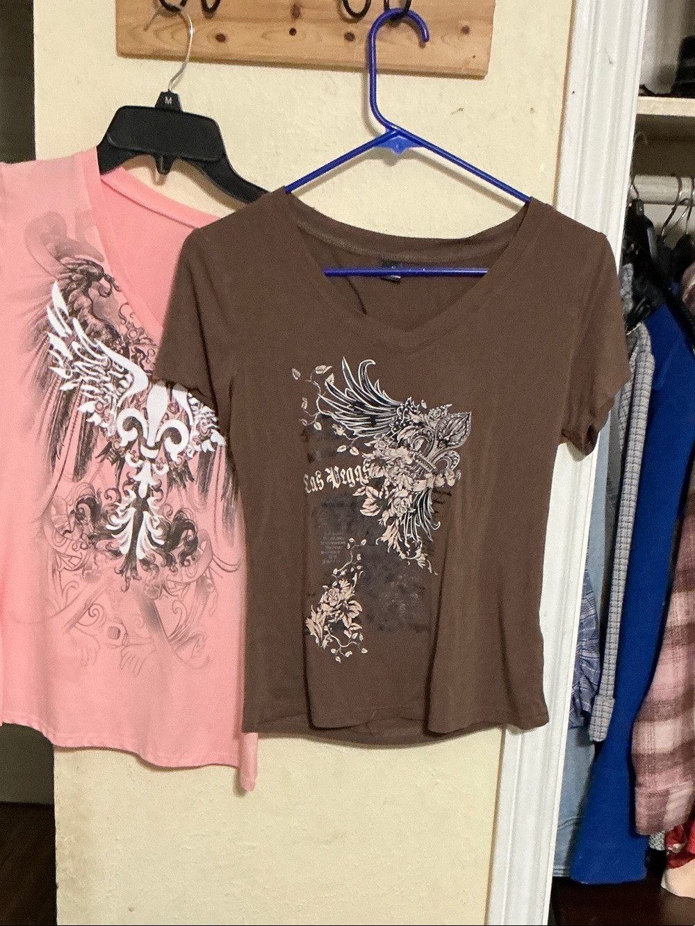 Lot of 3 graphic tees , yellow, brown and pink . Size medium and xL